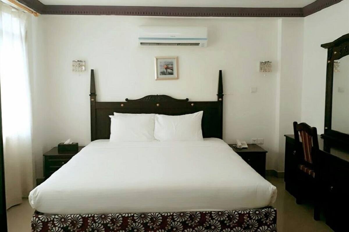 Escritorio, cortinas blackout y tabla de planchar con plancha 