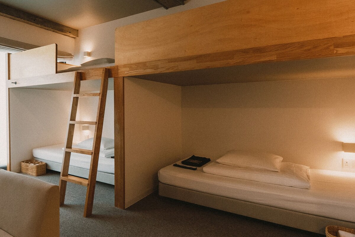 쿼드룸, 전용 욕실 | 객실 내 금고, 방음 설비, 무료 WiFi, 각각 다르게 가구 비치