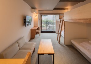 Caja de seguridad en la habitación y muebles diferentes 