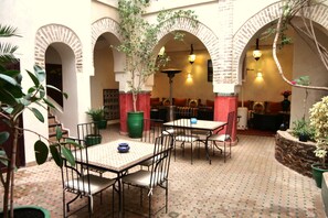 Outdoor dining - Riad Dar Palmyra (Marrakech)