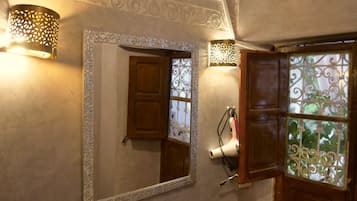 Habitación clásica, 1 cama matrimonial, para no fumadores | Baño | Regadera, regadera tipo lluvia, amenidades de baño gratuitas, toallas