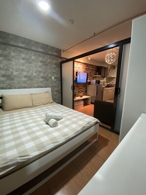 1 bedroom, premium bedding, in-room safe, desk - 1 Bedroom Deluxe Condo at Apartelle D' Oasis (Davao)