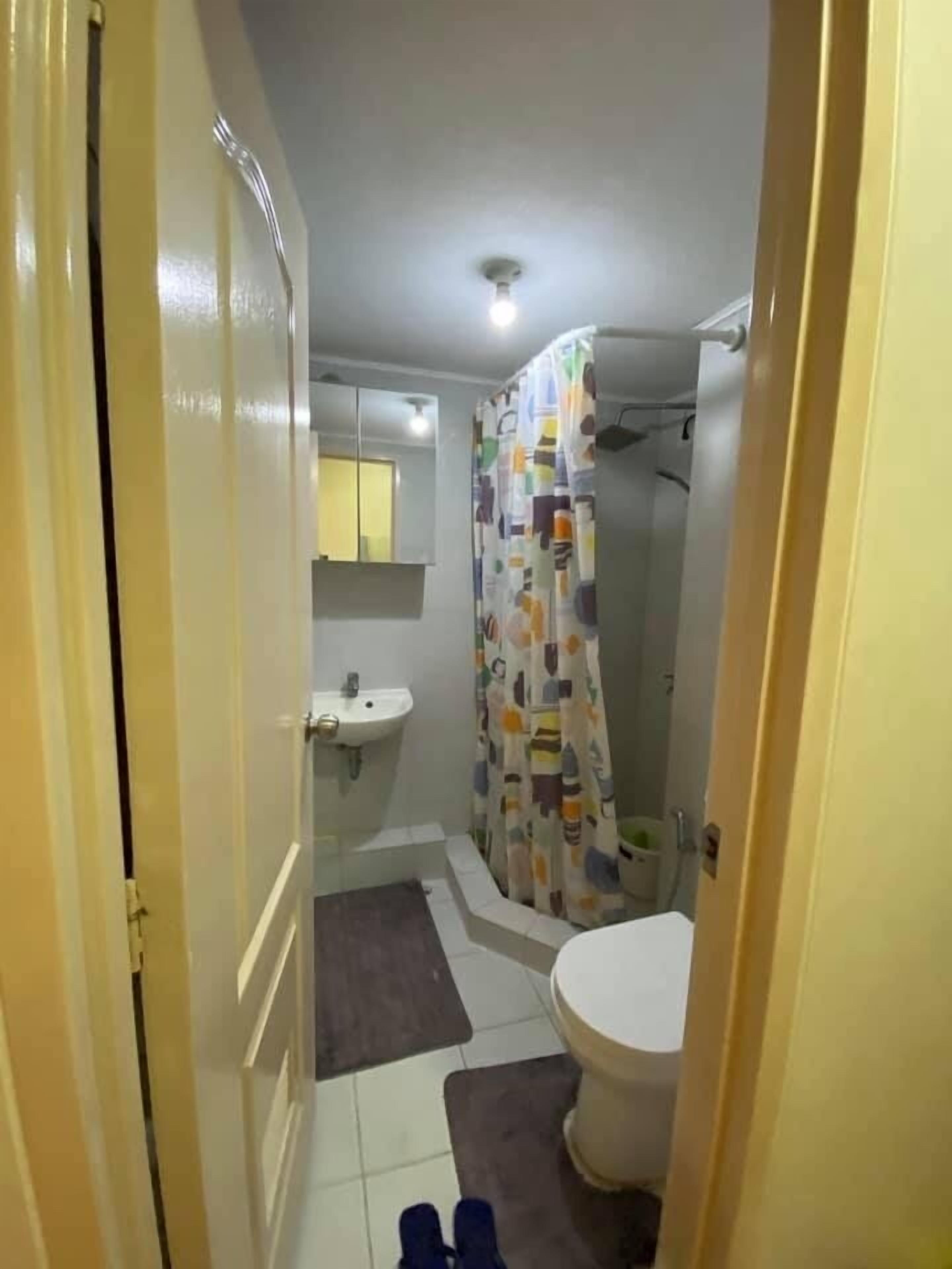 Ein kleines Badezimmer mit Toilette, Waschbecken und Dusche.