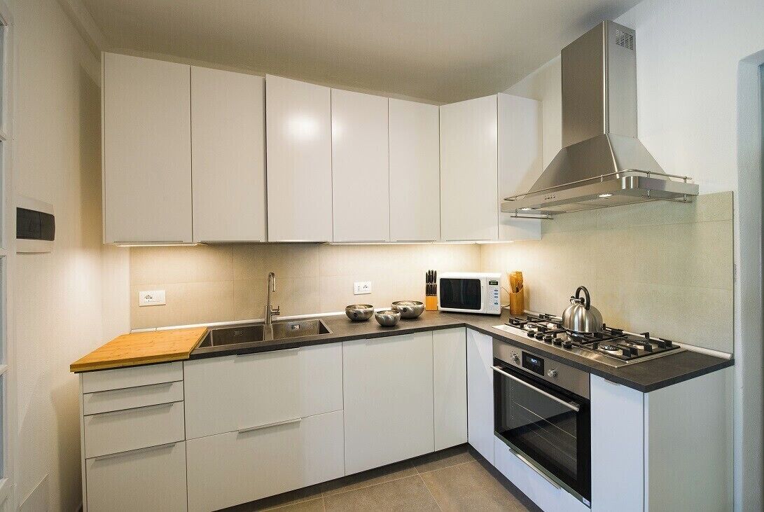 Een koelkast, een magnetron, een oven, een vaatwasser