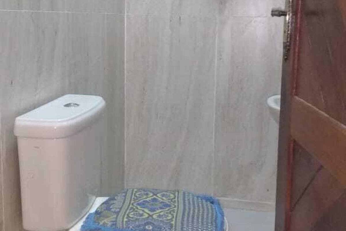 Departamento, varias camas, para no fumadores | Baño | Regadera, regadera tipo lluvia, amenidades de baño gratuitas