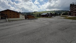 Ein Gebäude mit einer Holzfassade und einem Parkplatz.