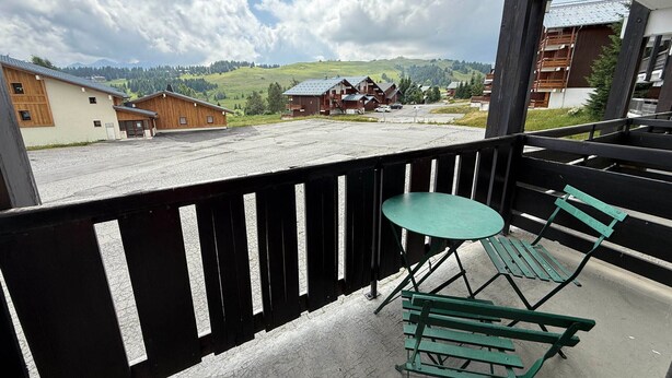 Ein Balkon mit Blick auf eine ländliche Landschaft, einschließlich Häuser und einer Straße.