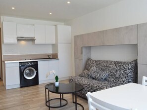 TV - Cozy Studio, Close to Beach, Port View, Renovated, Parking, Washer Included (Cap d'Agde)