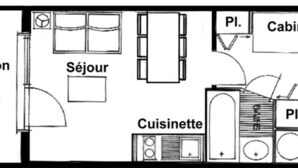 Un aménagement de chambre d’hôtel comprenant un lit, une salle de bain privative, une kitchenette et un espace salon.