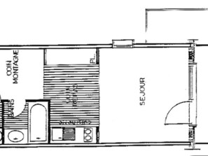 A room layout with a bed, a desk, and a window. - Cozy studio cabin with balcony, sleeps 5, Les Saisies (Les Saisies)