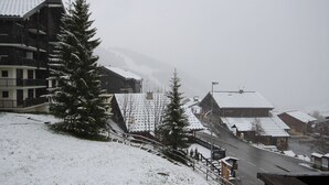 A snow-covered mountain town with buildings and a road. - Cozy studio cabin with balcony, sleeps 5, Les Saisies (Les Saisies)