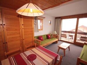 TV - Cozy studio cabin with balcony, sleeps 5, Les Saisies (Les Saisies)