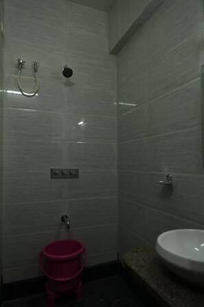 Shower, towels - HLV Grand Inn (Bengaluru)