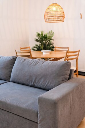 Apartamento urbano, 2 quartos | Área de estar | Smart TV 43 polegadas com canais a cabo, TV, Netflix