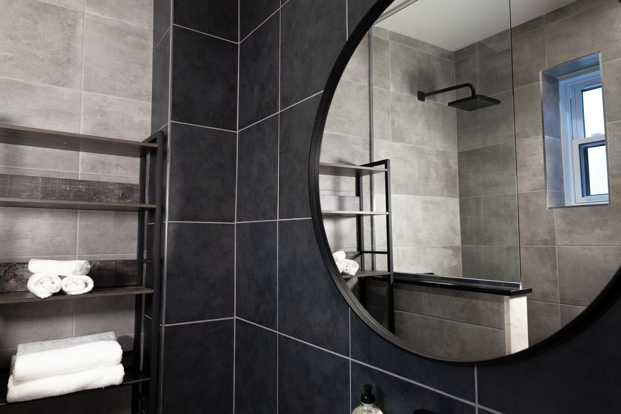 City appartement | Badkamer | Gratis toiletartikelen, een haardroger, handdoeken, toiletpapier