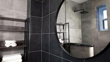 City appartement | Badkamer | Gratis toiletartikelen, een haardroger, handdoeken, toiletpapier