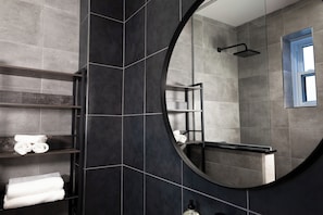 Appartement Ville | Salle de bain | Articles de toilette (gratuits), séchoir à cheveux, serviettes fournies