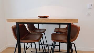Une table à manger avec deux chaises et un bol posé dessus.