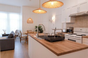 Refrigerador, microondas, placa de cocina, cafetera/tetera