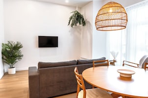Lägenhet City - 2 sovrum | Vardagsrum | 43-tums smart-tv med kabelkanaler, tv och Netflix