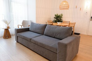 城市公寓, 2 间卧室 | 起居区 | 43-  英寸智能电视（配备有线频道）、电视、Netflix