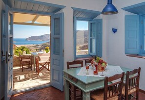 Villa, Whirlpool, Meerblick (Elisa) | Essbereich im Zimmer
