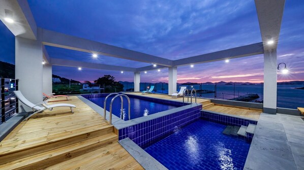 Outdoor pool - Oh La La Pension (Yeosu)