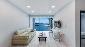 Deluxe Room, 2 Bathrooms (1F) | Salle de séjour | Télévision à écran plat