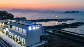 Front of property – evening/night - Oh La La Pension (Yeosu)