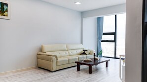 Deluxe Room, 2 Bathrooms (1F) | Sala de estar | Una televisión de pantalla plana