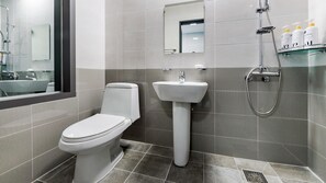 Shower, hair dryer, towels, soap - Oh La La Pension (Yeosu)