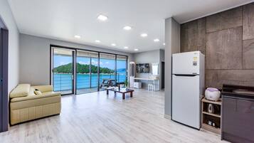 Deluxe Room, 2 Bathrooms (2F) | Área de estar | TV de tela plana