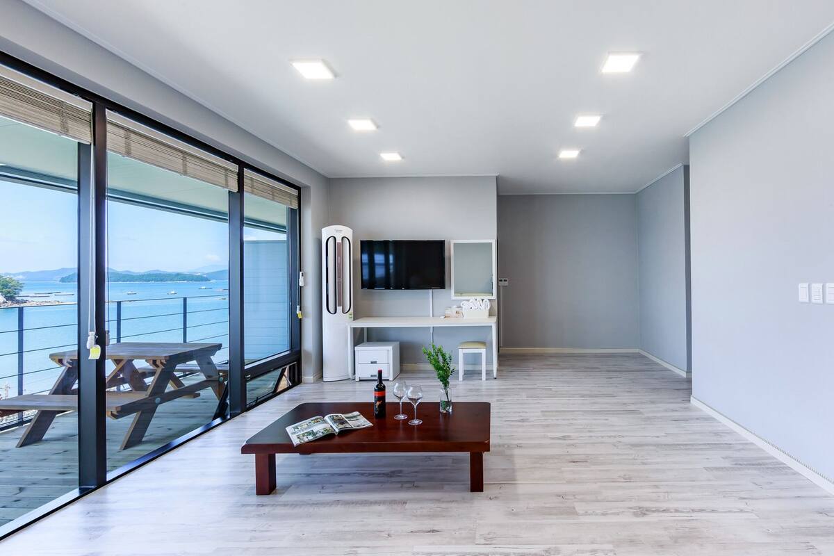 Deluxe Room, 2 Bathrooms (2F) | Living room