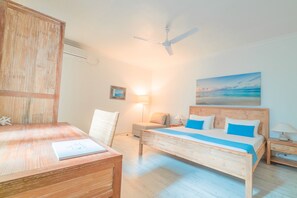 Quarto triplo luxo, 1 cama King e sofá-cama, para não fumantes, vista para o jardim | Roupas de cama de algodão egípcio, roupas de cama premium