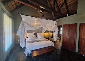 Luxe tweepersoonskamer, 1 kingsize bed | 1 slaapkamer, een kluis op de kamer, een bureau, een laptopwerkplek