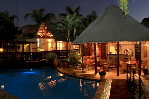 2 buitenzwembaden, parasols bij het zwembad en ligstoelen