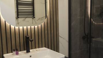 Superior-Doppelzimmer | Waschbecken im Bad