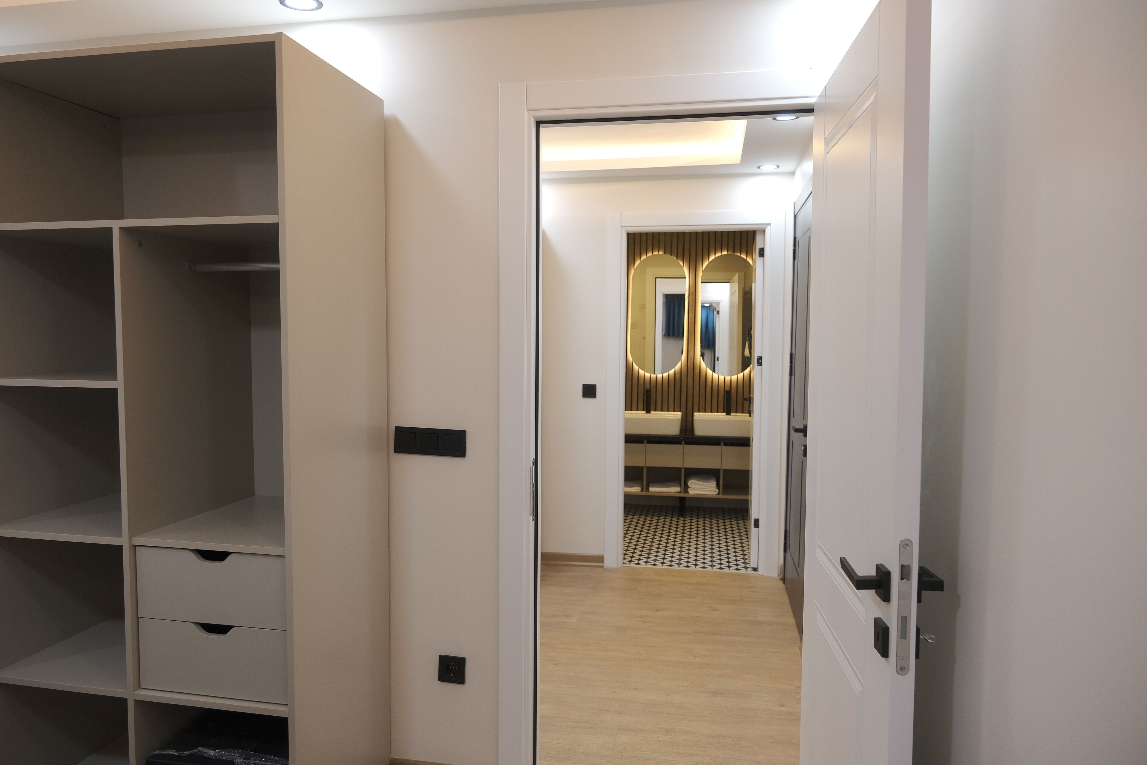 ميني بار وخزنة داخل الغرفة وستائر تعتيم وتجهيزات عازلة للصوت