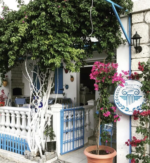 Front of property - Beyaz ev Hotel (Cesme)