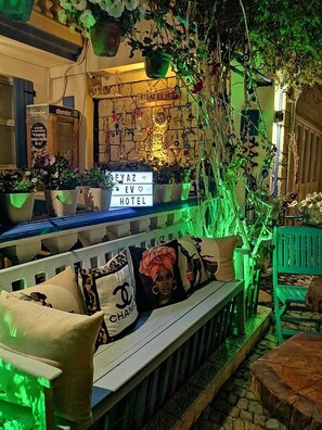 Fachada de la propiedad por la tarde o noche