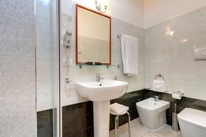 Douche, articles de toilette gratuits, sèche-cheveux, bidet