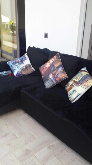 Apartamento, fumadores, vistas a la piscina | Zona de estar | Una televisión de pantalla plana