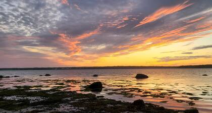 Sunny Acres - suuri avoimen tilan koti, joka sopii monille pariskunnille tai perhelomailuun