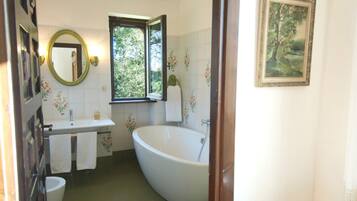 Badewanne, Haartrockner, Bidet, Handtücher