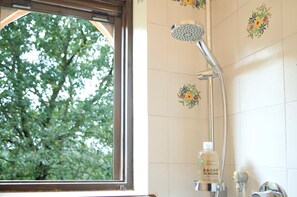 Bathtub, hair dryer, bidet, towels - Villa Le Terrae 1hr from Rome. Lazio-Umbria border (Vasanello)