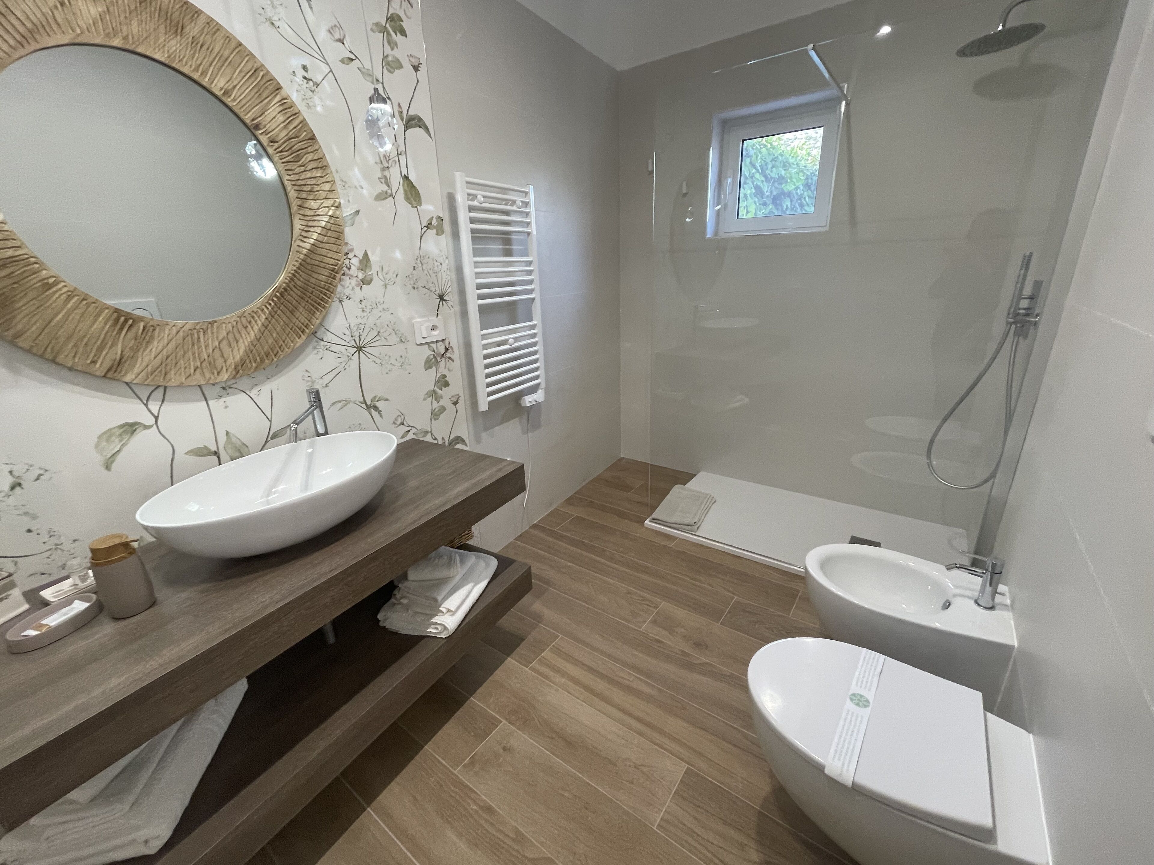 Douche, sèche-cheveux, bidet, serviettes fournies