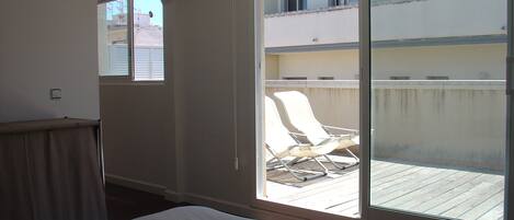 2 habitaciones, tabla de planchar con plancha, cuna de viaje y wifi