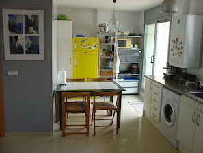 Réfrigérateur, four à micro-ondes, un four, surface de cuisson