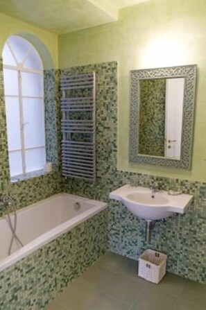Combinazione doccia/vasca, asciugacapelli, bidet, asciugamani