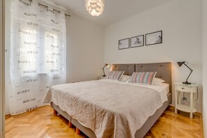 2 chambres, coffres-forts dans les chambres, fer et planche à repasser